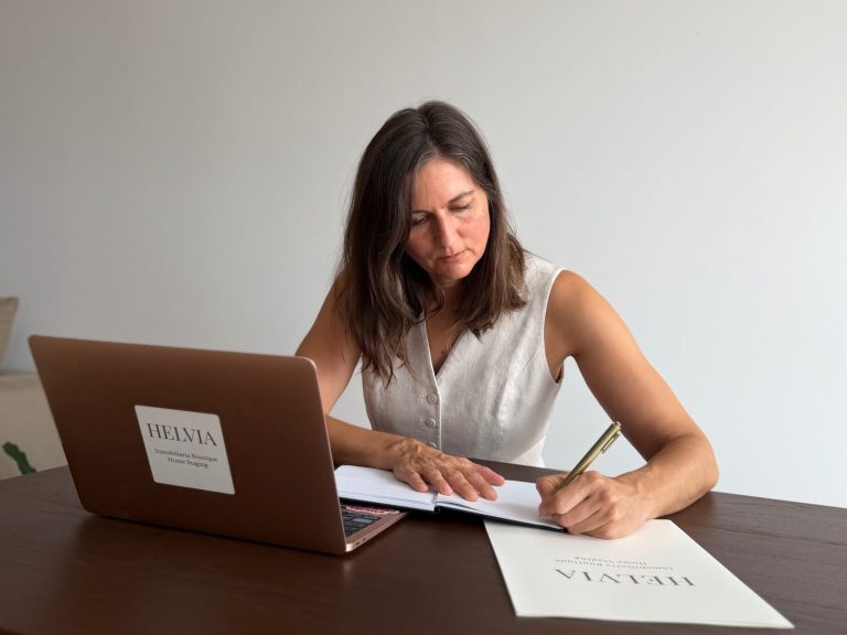 Fernanda Carmona, de HELVIA Inmobiliaria Boutique, trabajando en su escritorio en Córdoba
